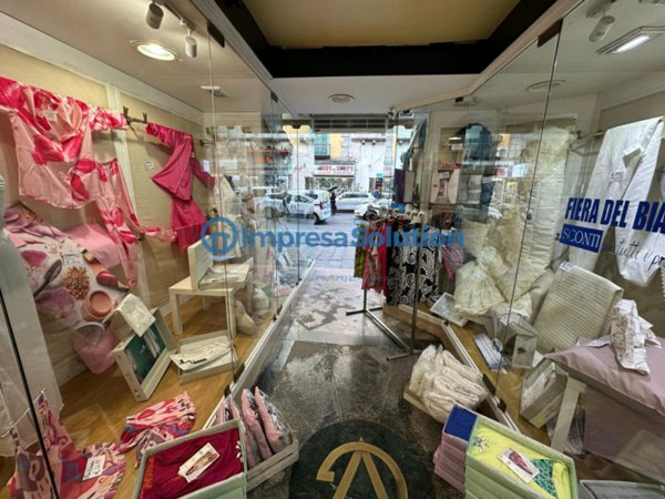 negozio in vendita a Napoli in zona Pendino / San Giuseppe