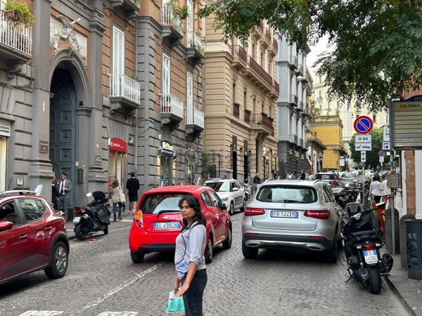 locale commerciale in vendita a Napoli in zona Chiaia