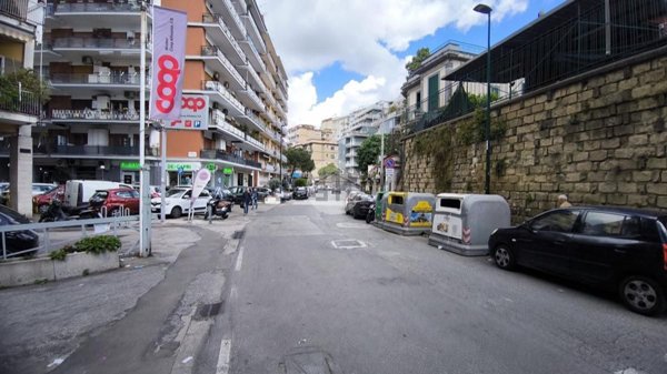negozio in vendita a Napoli in zona Arenella