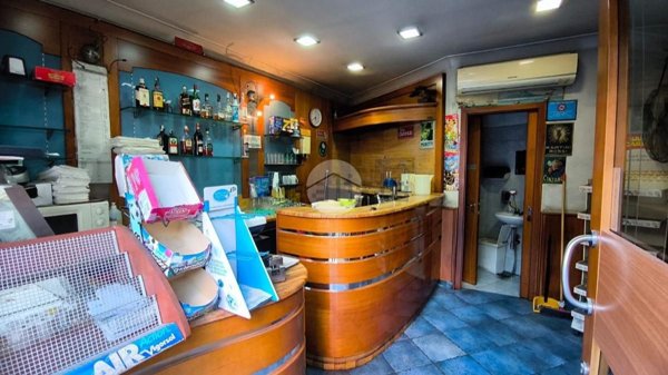 negozio in vendita a Napoli in zona Arenella
