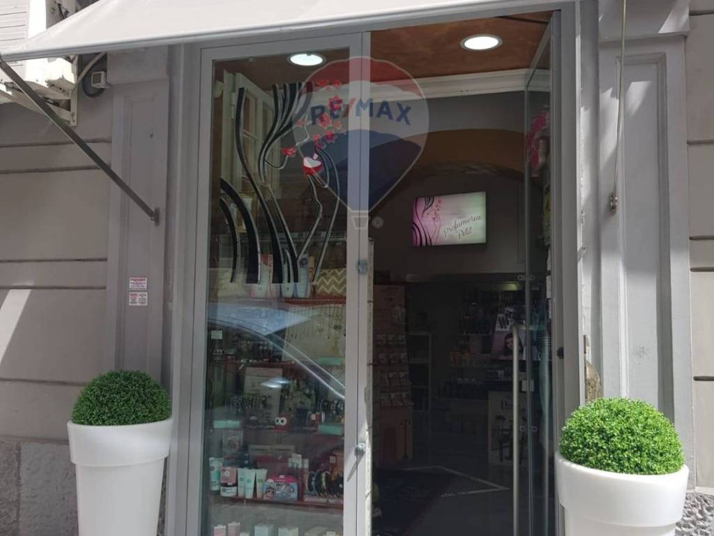 negozio in vendita a Napoli in zona Arenella