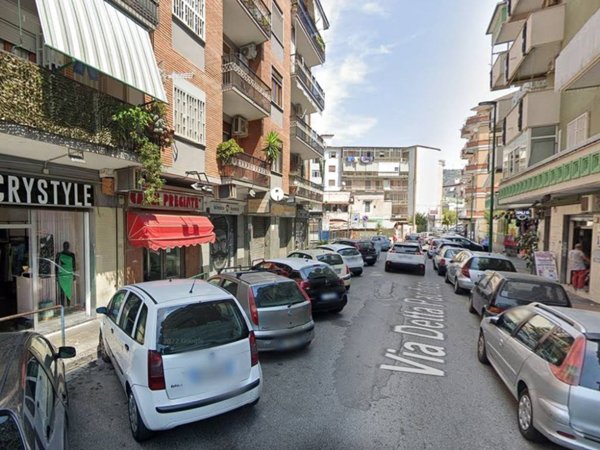 negozio in vendita a Napoli in zona Soccavo