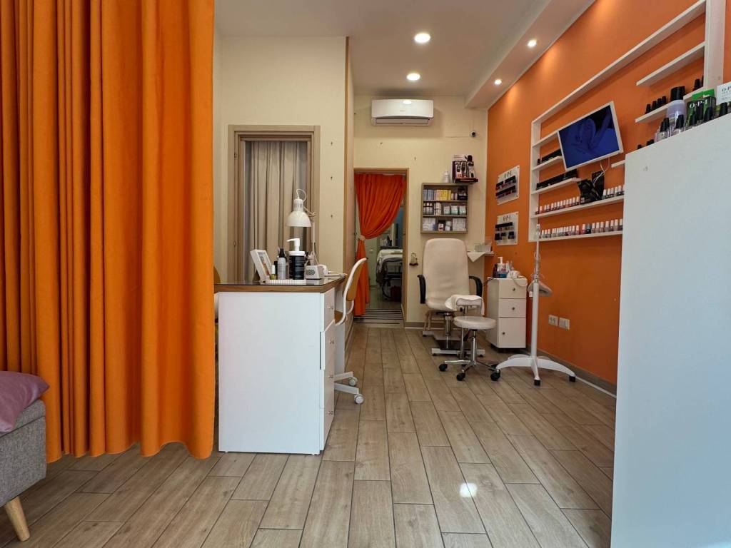 negozio in vendita a Napoli in zona Pianura