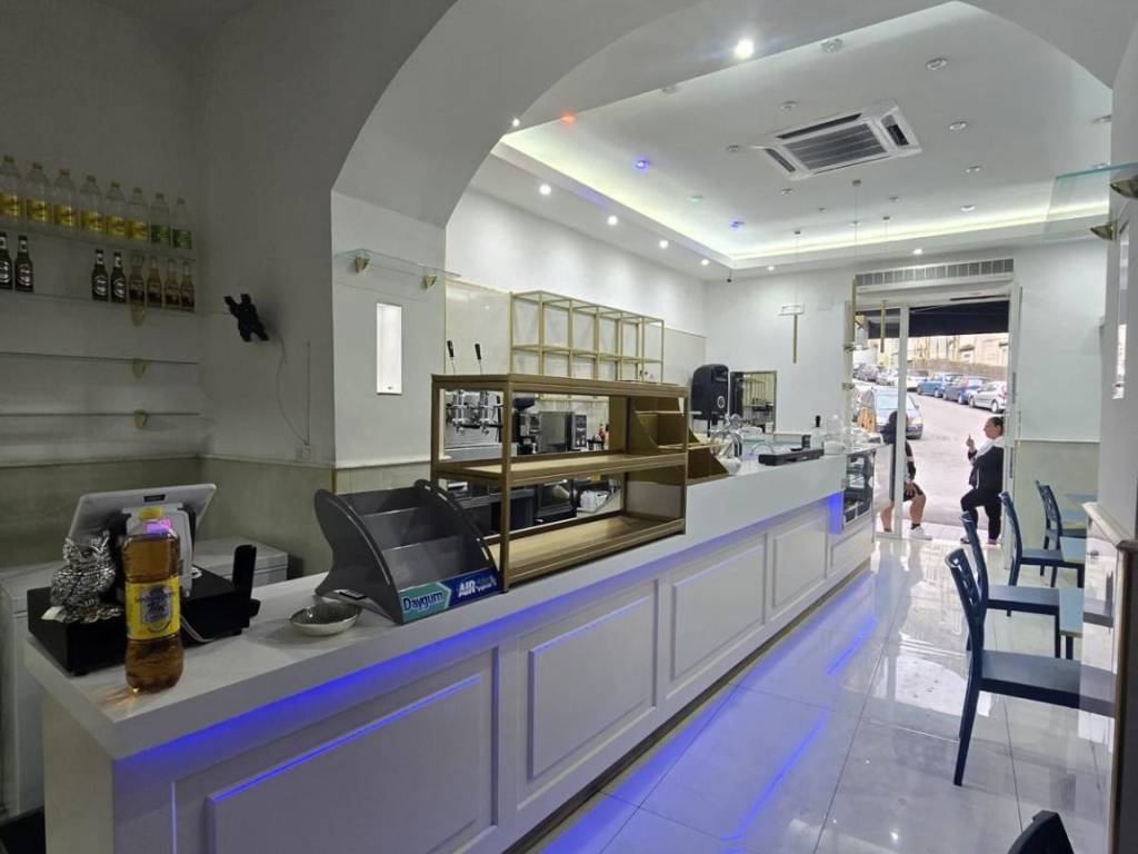 negozio in vendita a Napoli in zona Fuorigrotta