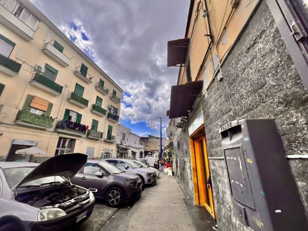 negozio in vendita a Napoli in zona Secondigliano
