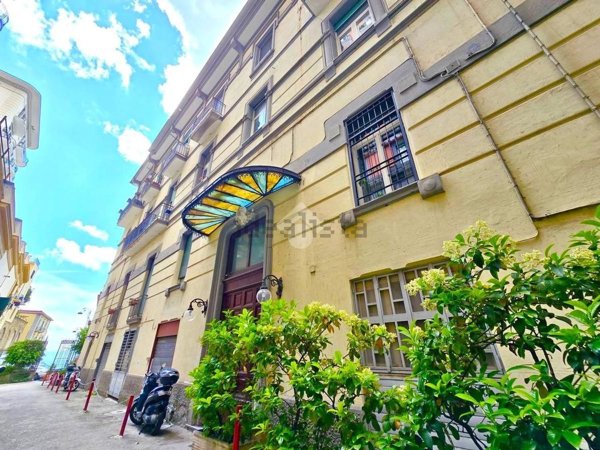 appartamento in vendita a Napoli in zona Chiaia