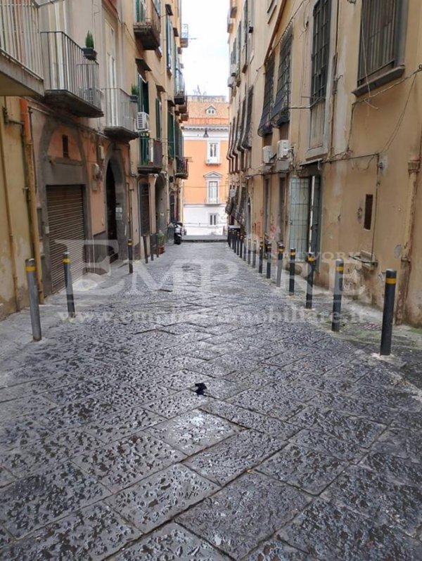 appartamento in vendita a Napoli in zona Chiaia