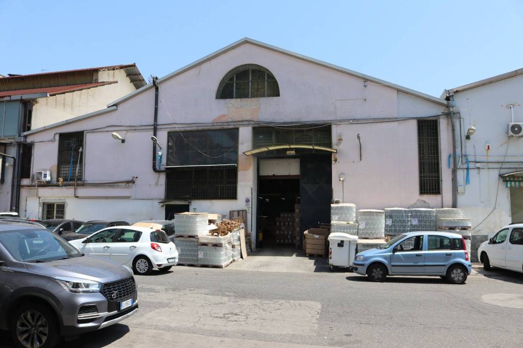 locale commerciale in vendita a Napoli