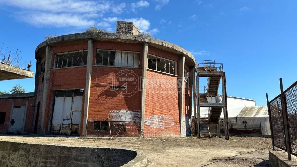 negozio in vendita a Napoli in zona Fuorigrotta