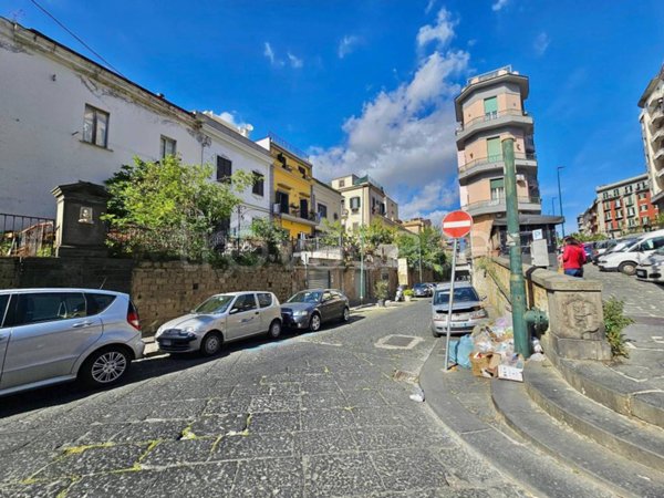 negozio in vendita a Napoli in zona Arenella