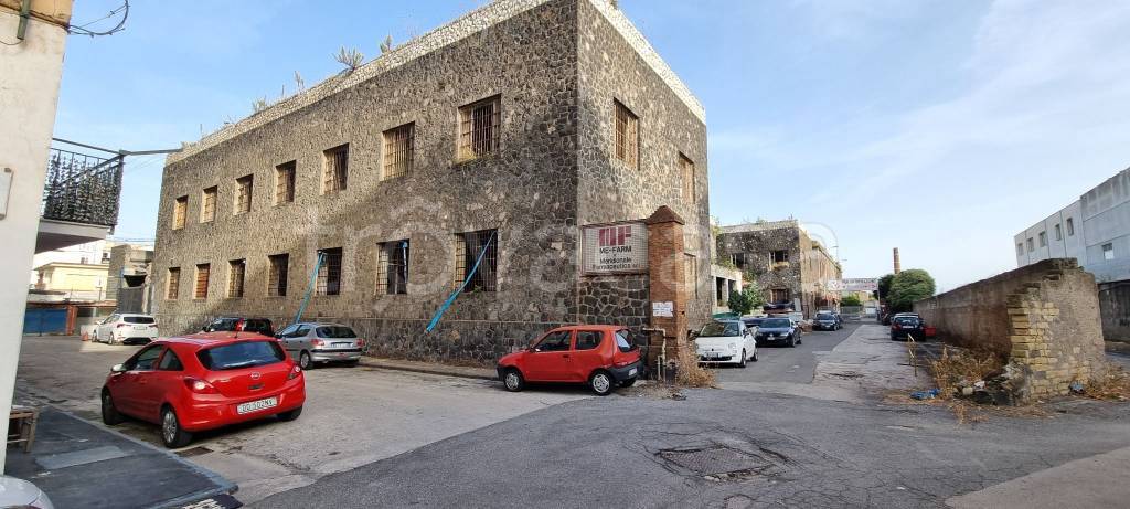 capannone in vendita a Napoli in zona San Giovanni a Teduccio