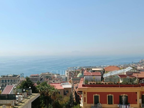 appartamento in vendita a Napoli in zona Chiaia