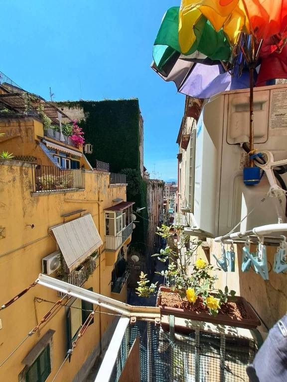 appartamento in vendita a Napoli in zona Chiaia