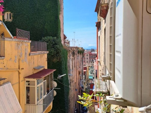 appartamento in vendita a Napoli in zona Chiaia