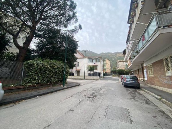 locale commerciale in vendita a Napoli in zona Soccavo