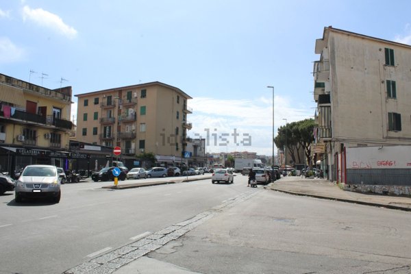 locale commerciale in vendita a Napoli in zona Barra