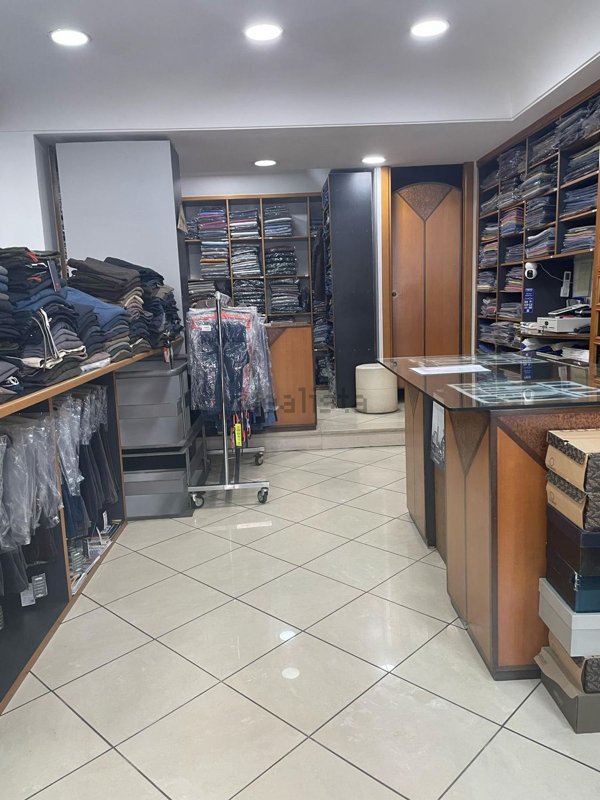 locale commerciale in vendita a Napoli in zona Arenella