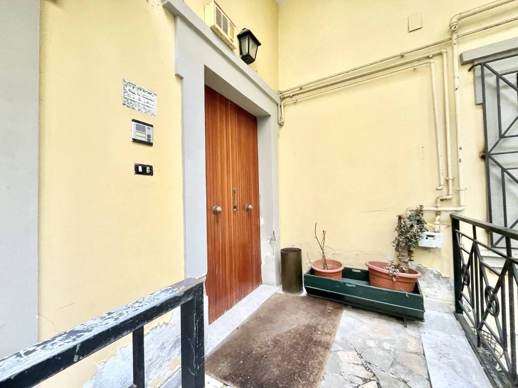 appartamento in vendita a Napoli in zona Chiaia