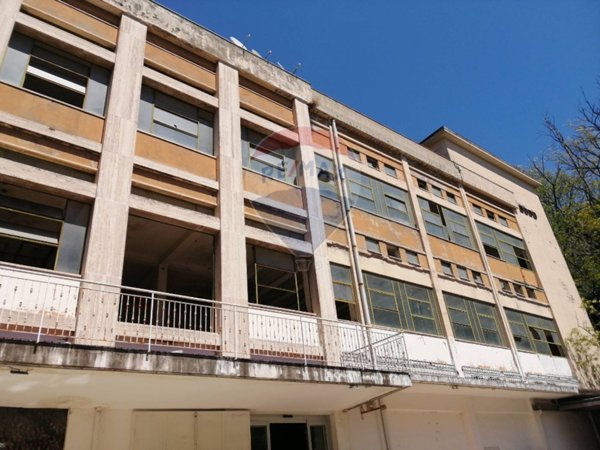 locale commerciale in vendita a Napoli