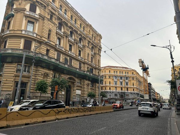 negozio in vendita a Napoli in zona Pendino / San Giuseppe