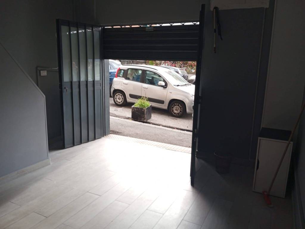 negozio in vendita a Napoli in zona Soccavo