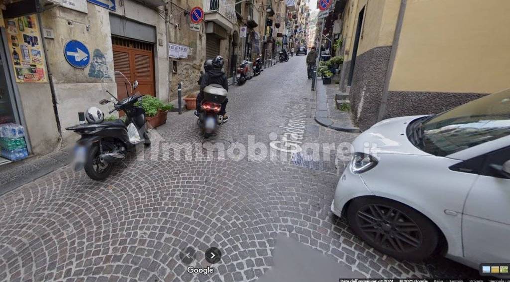 appartamento in vendita a Napoli in zona Chiaia