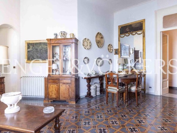 appartamento in vendita a Napoli in zona Chiaia
