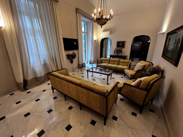 appartamento in vendita a Napoli in zona Chiaia