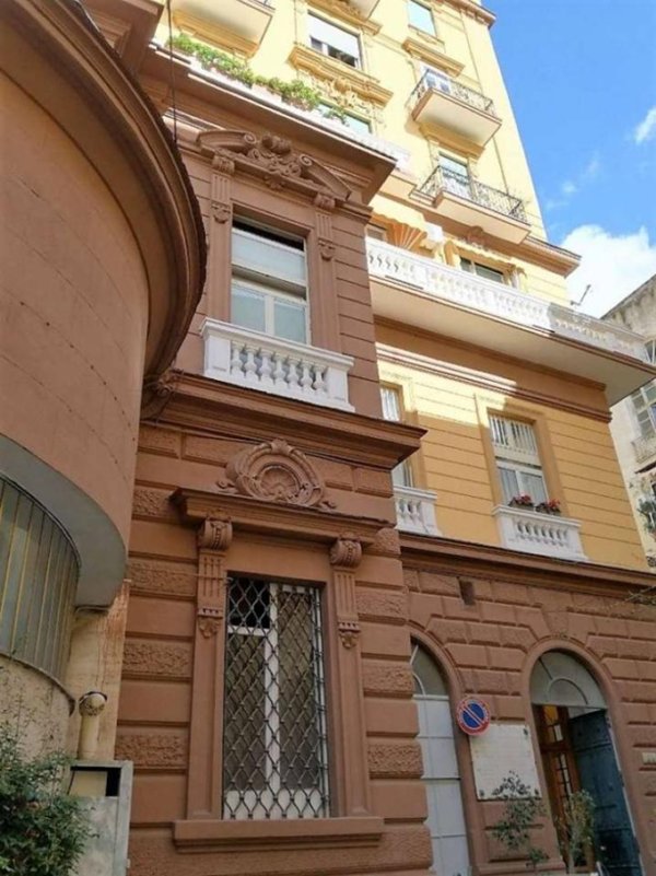 appartamento in vendita a Napoli in zona Chiaia