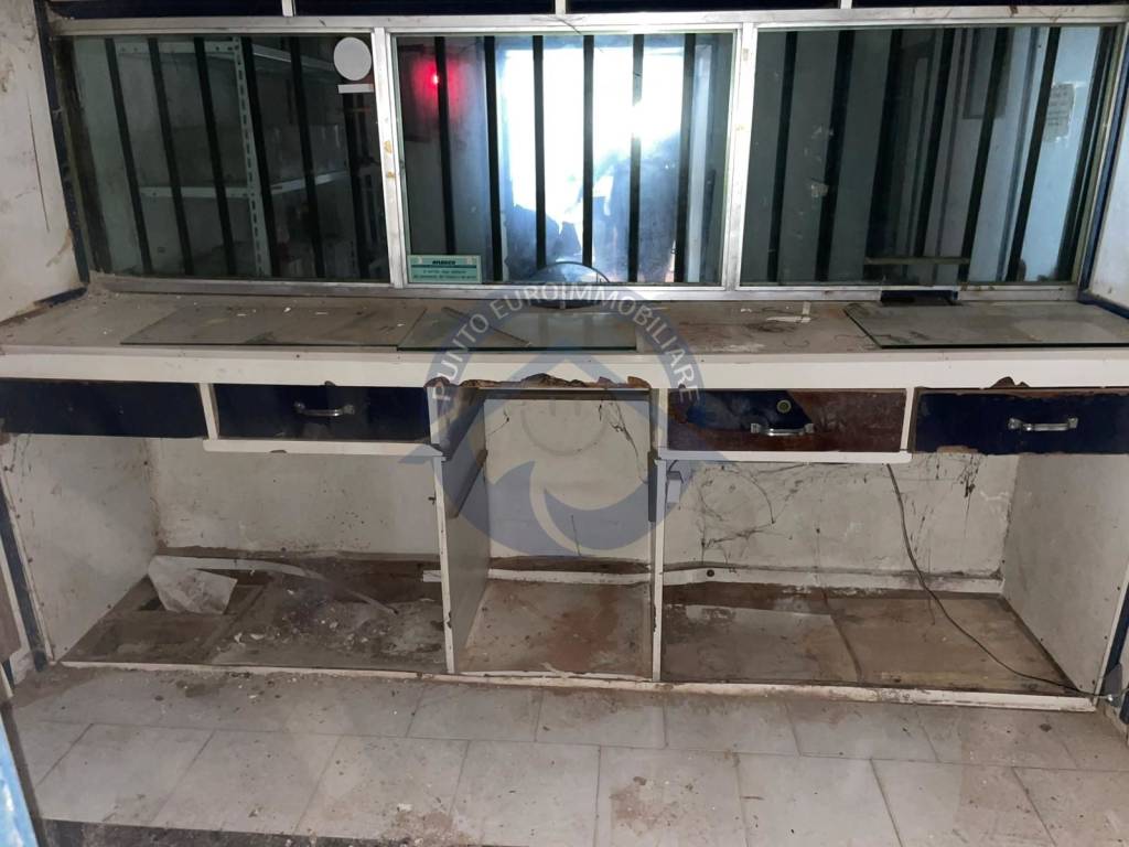 locale commerciale in vendita a Napoli in zona Ponticelli