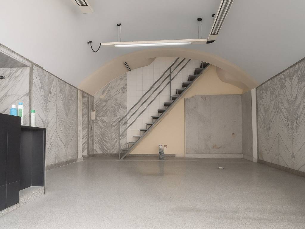 locale commerciale in vendita a Napoli in zona Pendino / San Giuseppe