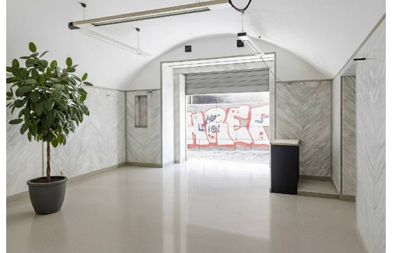 locale commerciale in vendita a Napoli in zona Pendino / San Giuseppe