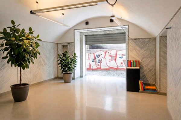 locale commerciale in vendita a Napoli in zona Pendino / San Giuseppe