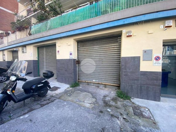 locale commerciale in vendita a Napoli in zona Fuorigrotta
