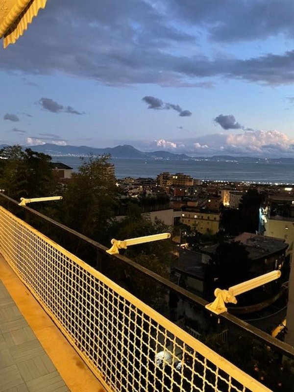appartamento in vendita a Napoli in zona Chiaia