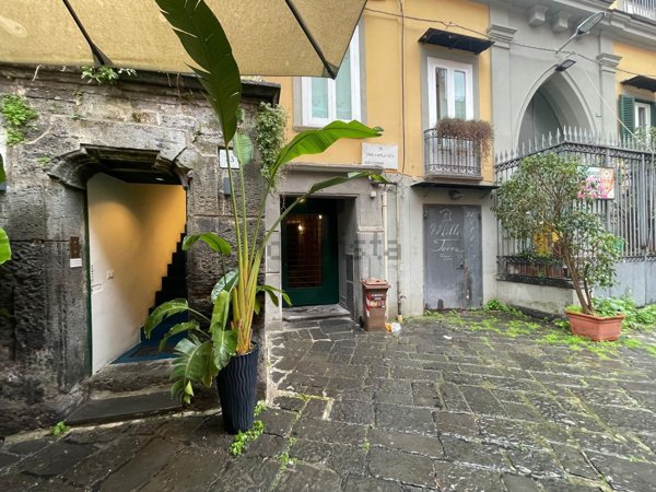 appartamento in vendita a Napoli in zona Chiaia