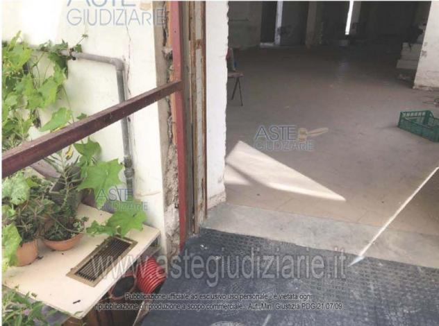 negozio in vendita a Napoli in zona Zona Industriale-Ferrovia