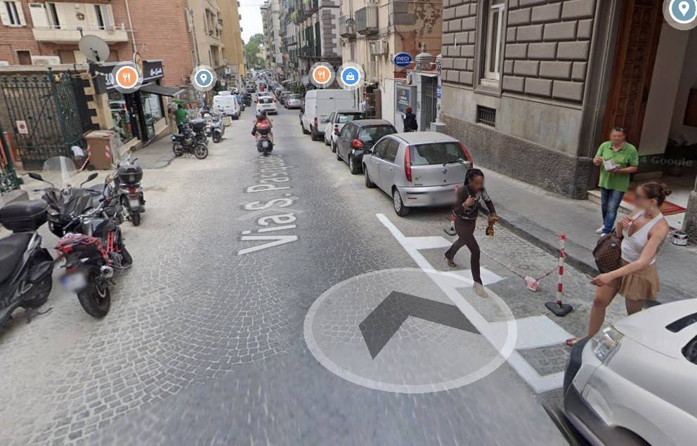 appartamento in vendita a Napoli in zona Chiaia