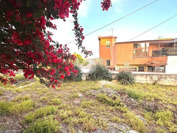 casa indipendente in vendita a Napoli in zona Fuorigrotta