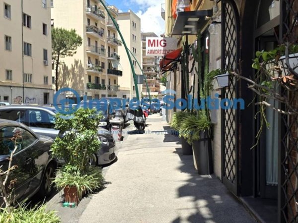 negozio in vendita a Napoli in zona Fuorigrotta