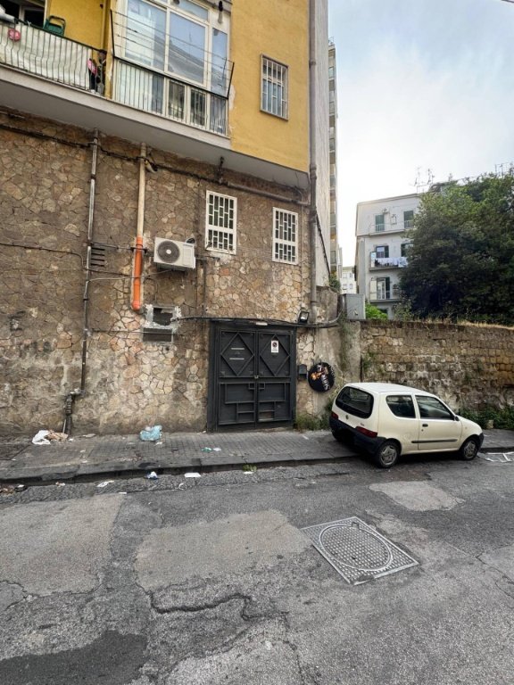 locale commerciale in vendita a Napoli in zona Vomero