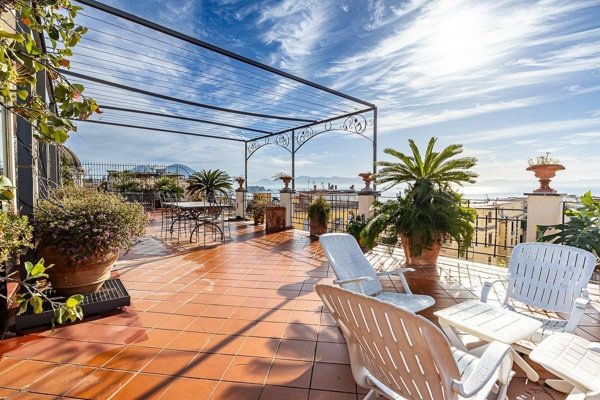 appartamento in vendita a Napoli in zona Chiaia
