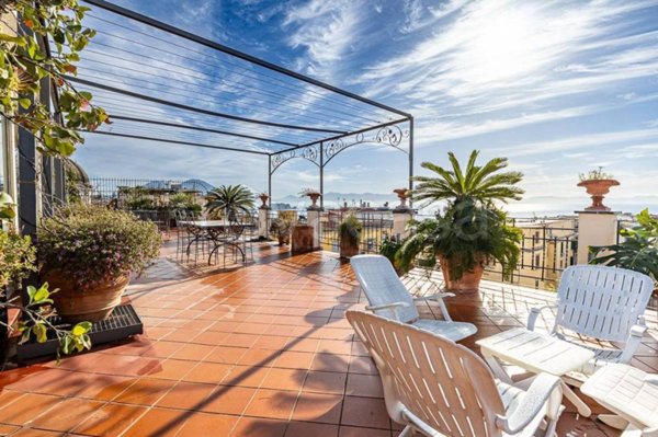appartamento in vendita a Napoli in zona Chiaia