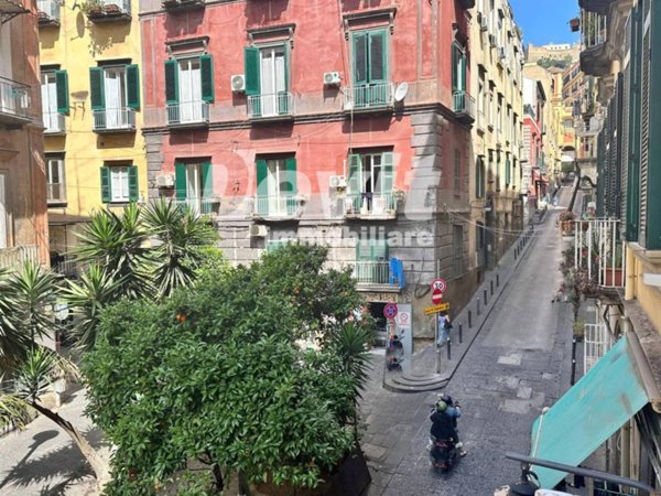 appartamento in vendita a Napoli in zona Chiaia