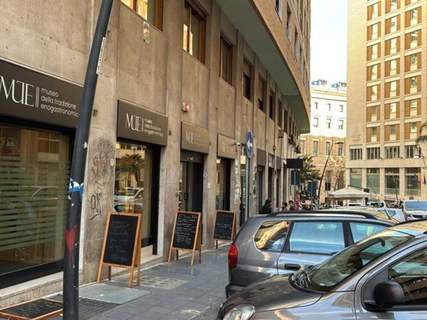 negozio in vendita a Napoli in zona Montecalvario