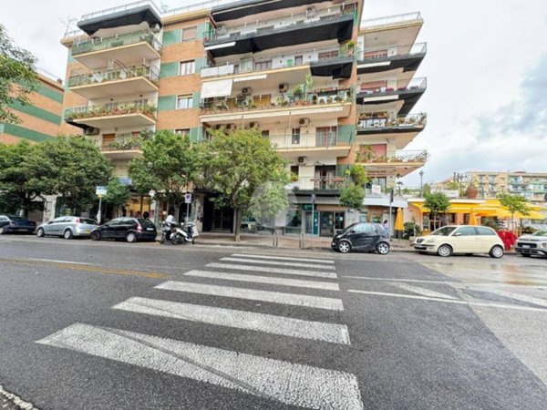 negozio in vendita a Napoli in zona Soccavo