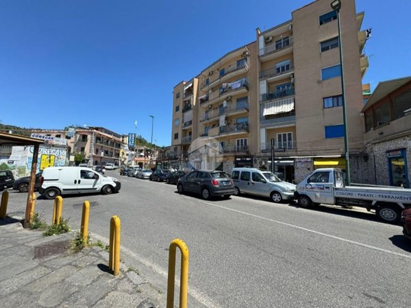 locale commerciale in vendita a Napoli in zona Soccavo