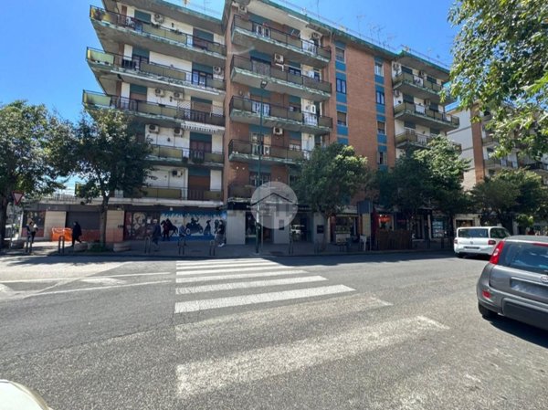 locale commerciale in vendita a Napoli in zona Soccavo