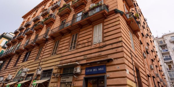 locale commerciale in vendita a Napoli in zona Vomero