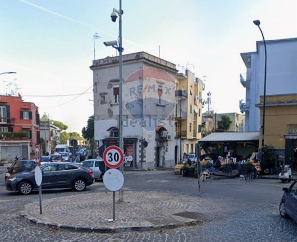 locale di sgombero in vendita a Napoli
